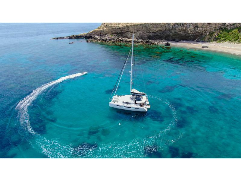 Book yachts online - catamaran - Lagoon 50 LUX elegance (2019) equipped with airconditioning (saloon + cabins), generator, watermaker, ice maker, dishwasher, washer/dryer, 2 SUP, snorkelling equipment - TWIN JOY - rent
