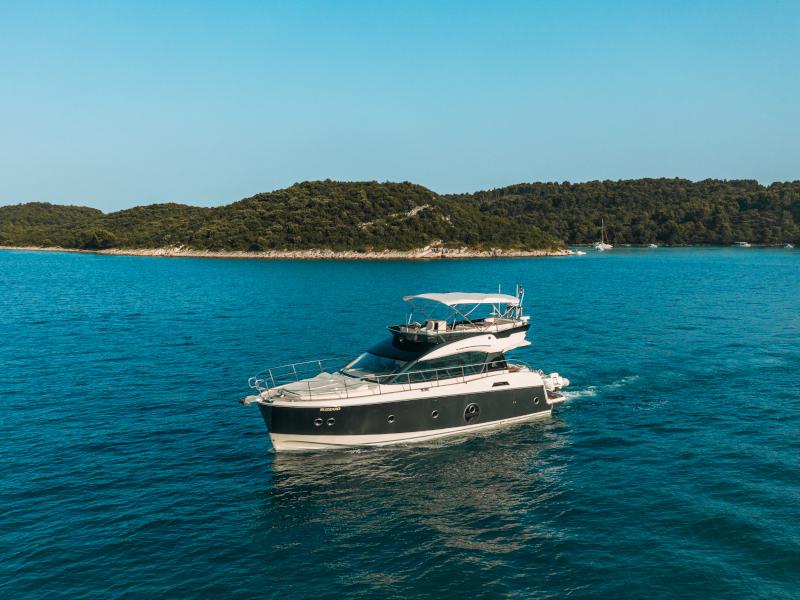 Book yachts online - motorboat - Monte Carlo 5 - Blizzard - rent