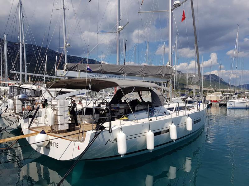 Book yachts online - sailboat - More 55 - SOLID WHITE - rent