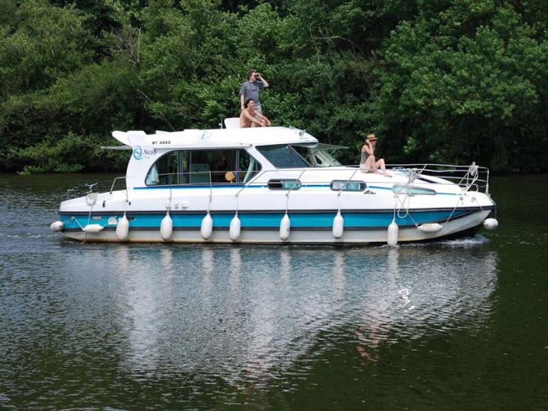 Book yachts online - motorboat - Sedan 1170 - BOURGOGNE FR - rent