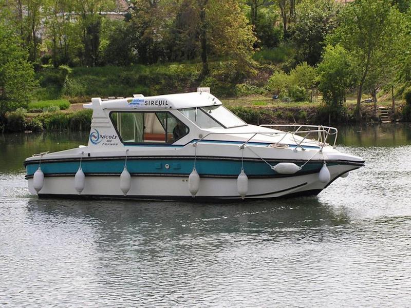 Book yachts online - motorboat - Sedan 800 - GUETIN FR - rent