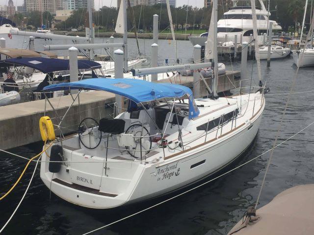 Book yachts online - sailboat - Jeanneau 379 - Anchored in Hope - rent