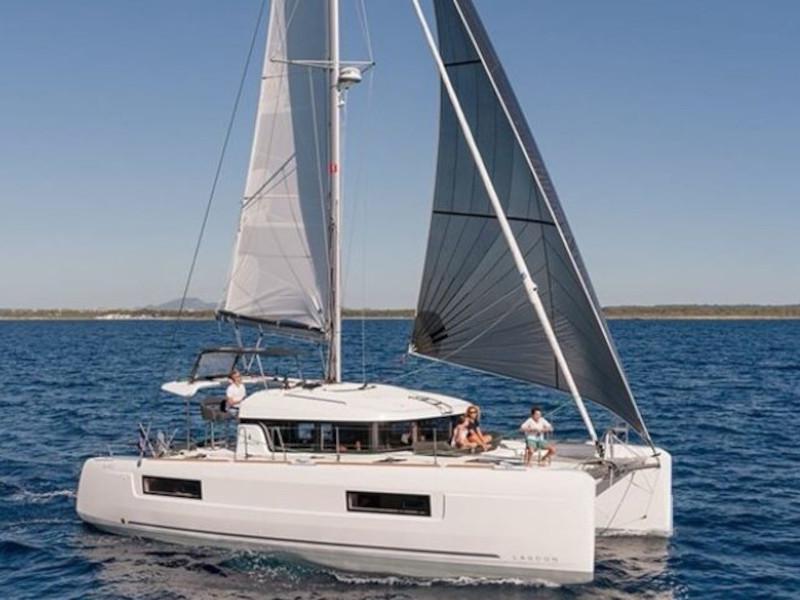 Book yachts online - catamaran - Lagoon 40 - Bahia Real (generator) - rent