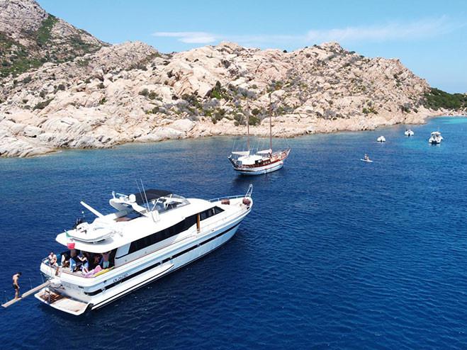 Book yachts online - motorboat - Falcon 76 - Lady Bibi - rent