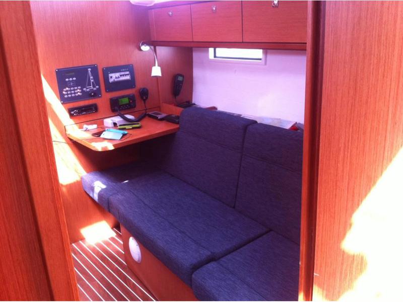 Book yachts online - sailboat - Bavaria Cruiser 37 - Red - rent