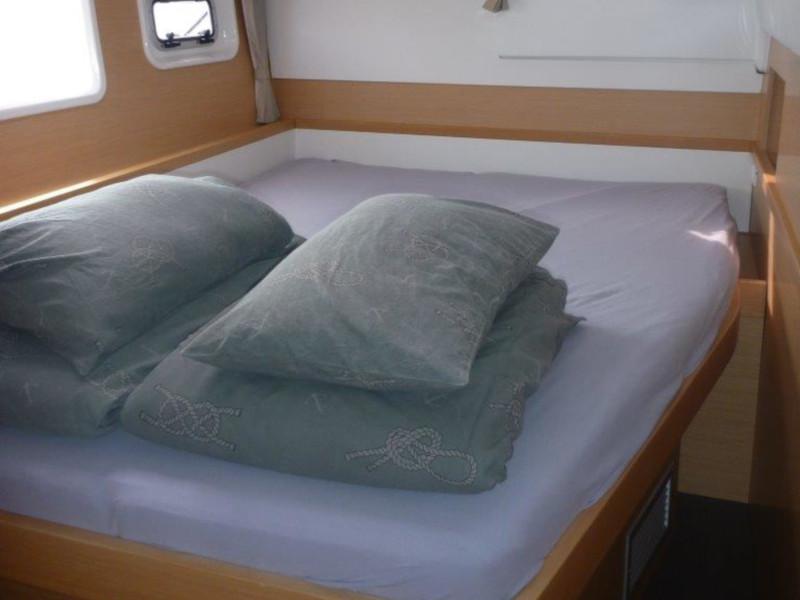 Book yachts online - catamaran - Lagoon 400 S2 (4+2 cab.) - Secret of Life - rent