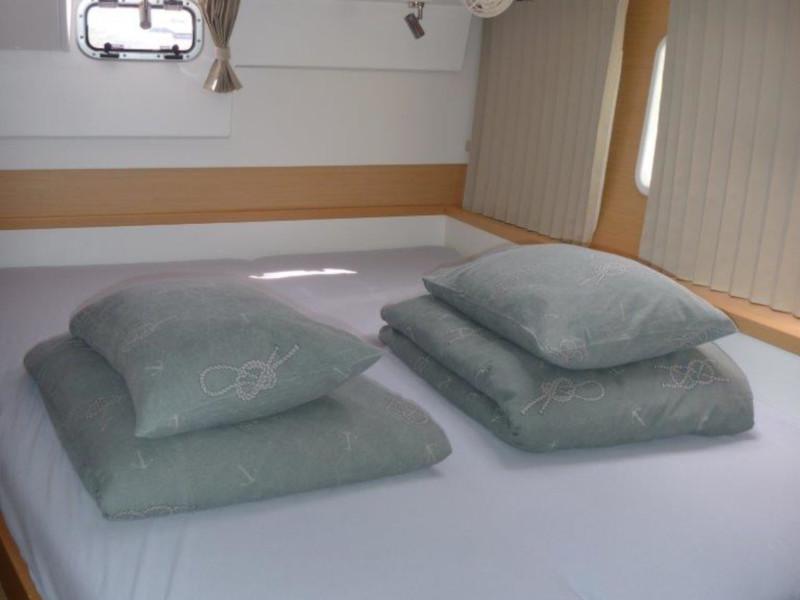 Book yachts online - catamaran - Lagoon 400 S2- 3 cab. - My Dream - rent
