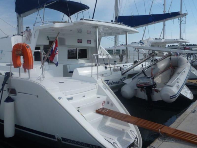 Book yachts online - catamaran - Lagoon 440 (4+2 cab.) - Futuna T - rent
