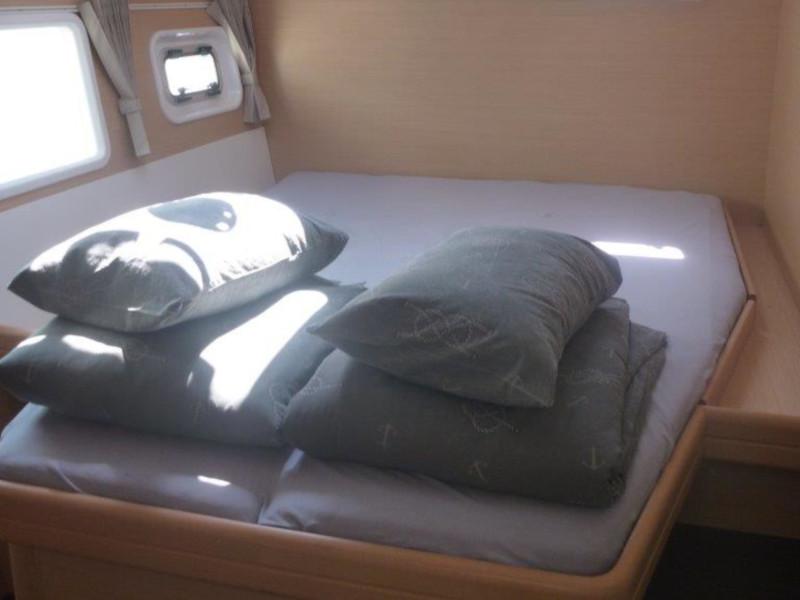 Book yachts online - catamaran - Lagoon 421 (4+1 cab.) - 4 ME - rent