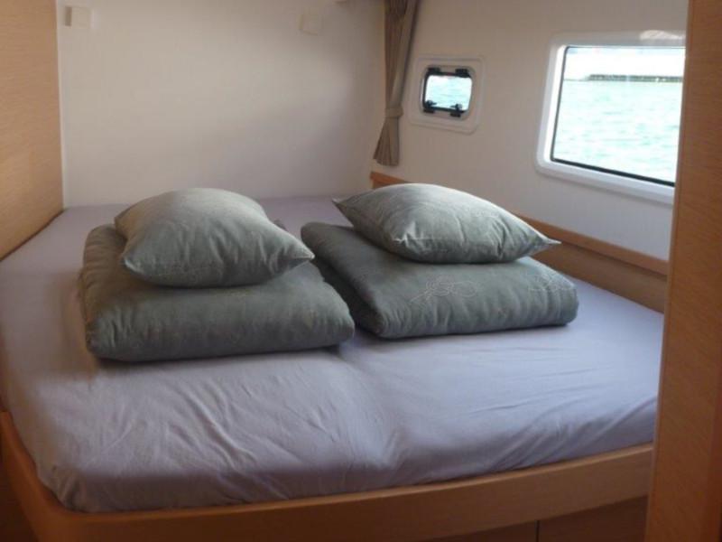 Book yachts online - catamaran - Lagoon 42 (4+2 cab) - Maximus - rent