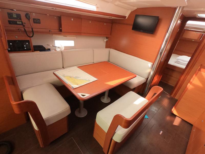 Book yachts online - sailboat - Dufour 430 Grand Large - Levan - rent
