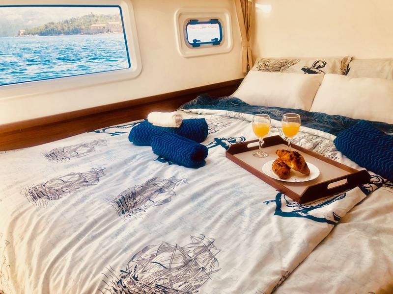 Book yachts online - catamaran - Lagoon 42 - Aura (skippered) - rent