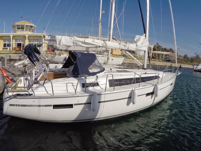 Book yachts online - sailboat - Bavaria 37 - Lady Ann - rent