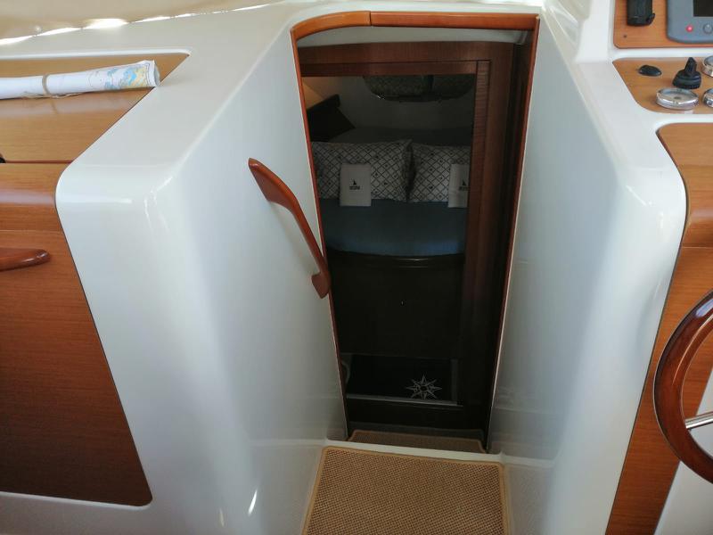Book yachts online - motorboat - Antares 10.80 - Matija with A/C - rent