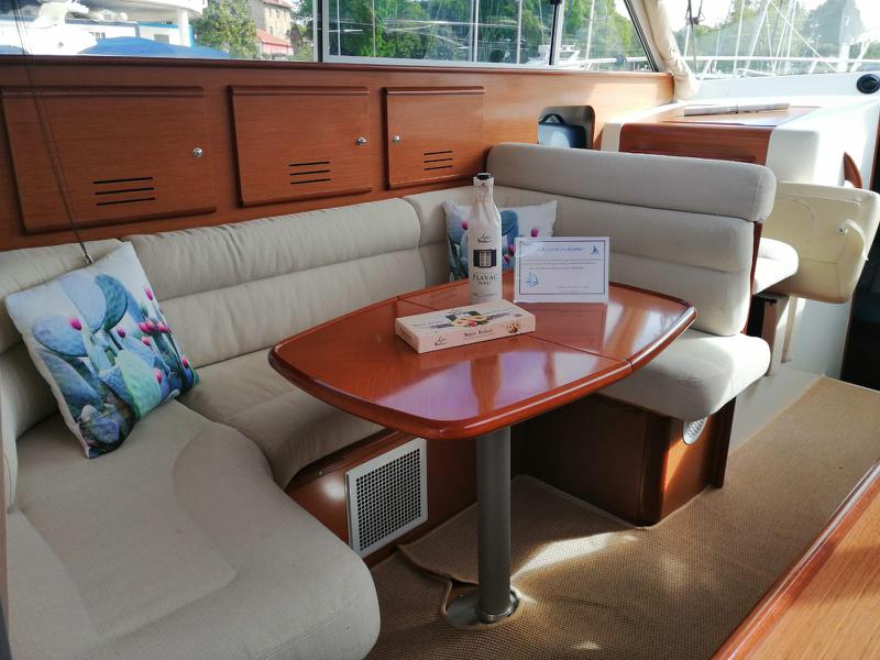Book yachts online - motorboat - Antares 10.80 - Matija with A/C - rent
