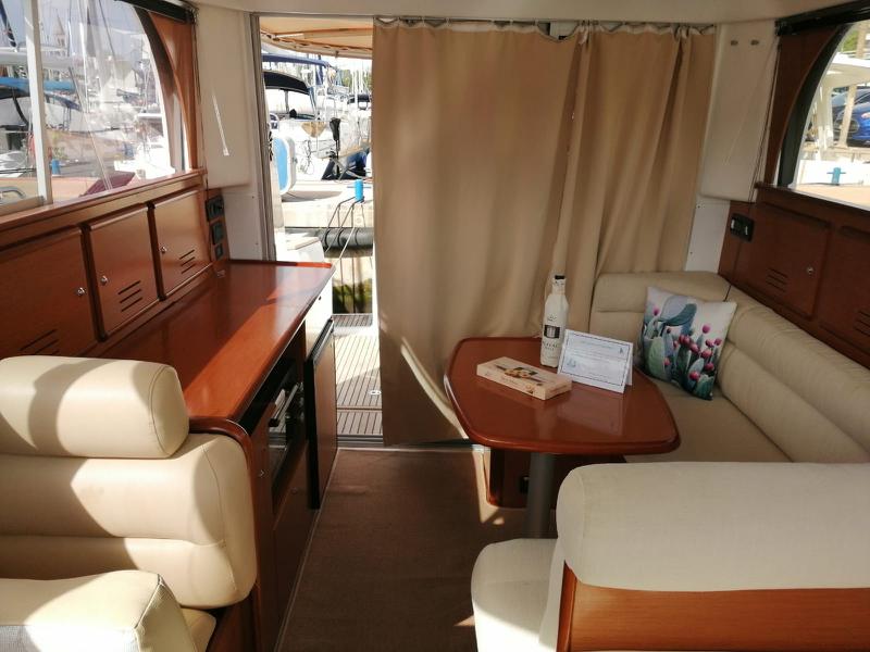Book yachts online - motorboat - Antares 10.80 - Matija with A/C - rent