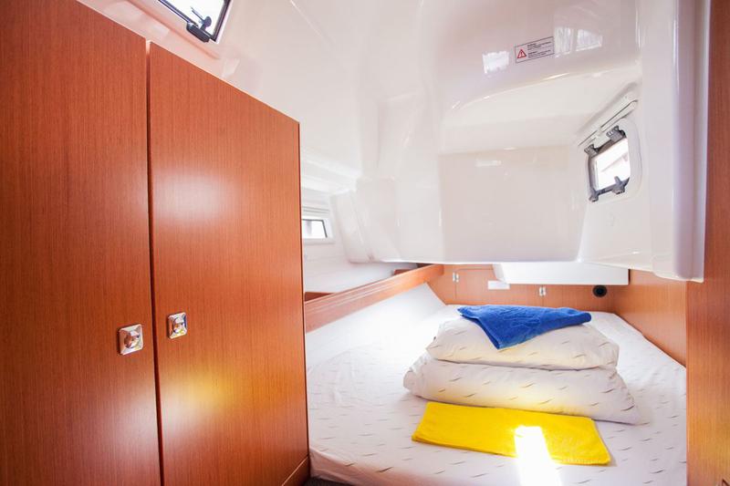 Book yachts online - sailboat - Bavaria Cruiser 34 - Take Five - rent