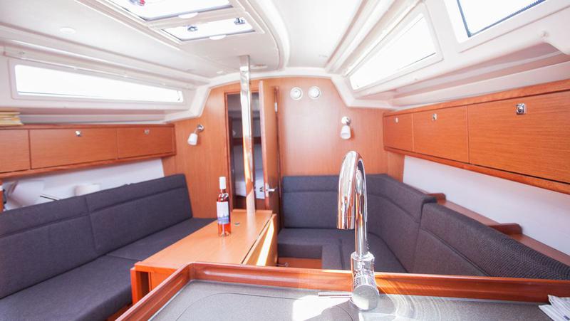 Book yachts online - sailboat - Bavaria Cruiser 34 - Take Five - rent