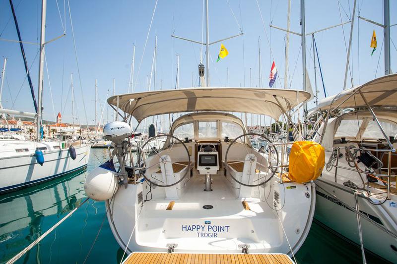 Book yachts online - sailboat - Bavaria Cruiser 37 - Happy Point - rent