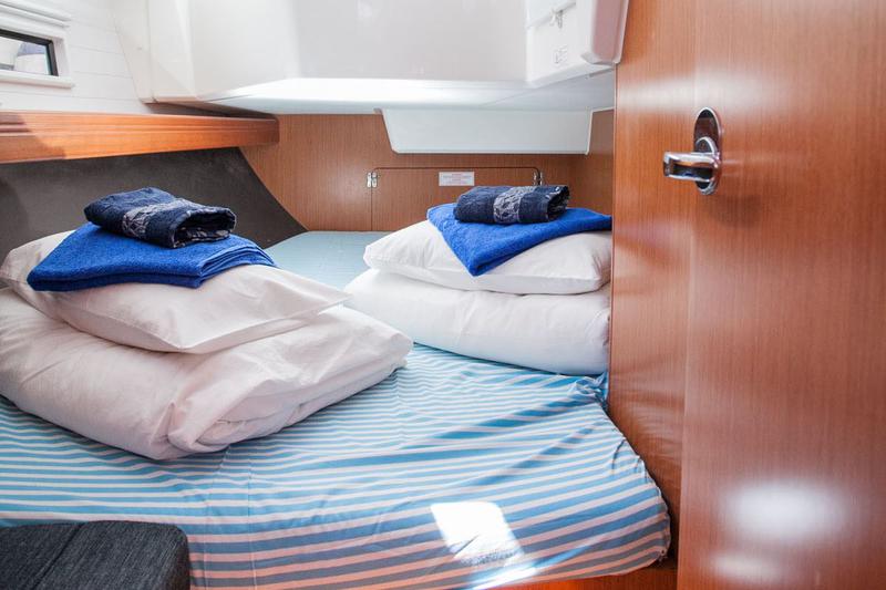 Book yachts online - sailboat - Bavaria Cruiser 37 - Happy Point - rent