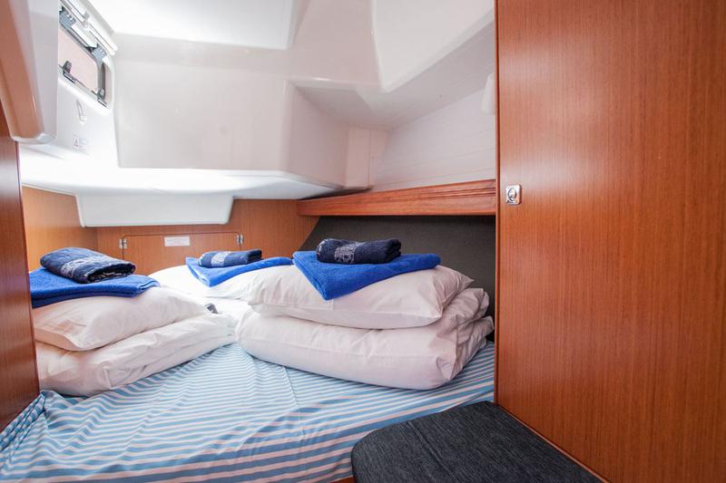 Book yachts online - sailboat - Bavaria Cruiser 37 - Happy Point - rent