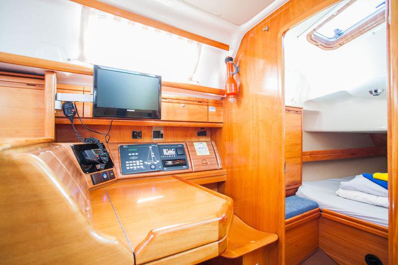 Book yachts online - sailboat - Bavaria 37 Cruiser - Mondo - rent