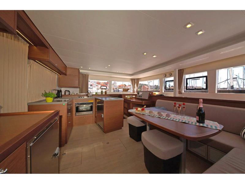 Book yachts online - catamaran - Lagoon 450 Fly - REGGAE POINT  - rent
