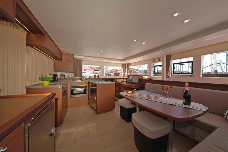 Book yachts online - catamaran - Lagoon 450 Fly - REGGAE POINT  - rent