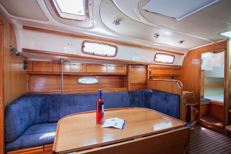 Book yachts online - sailboat - Bavaria 37 Cruiser - Mare - rent