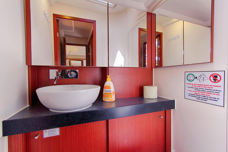 Book yachts online - sailboat - Hanse 455 - SEA LEGEND - rent
