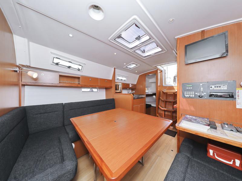 Book yachts online - sailboat - Bavaria 36 Cruiser - Petra M - rent