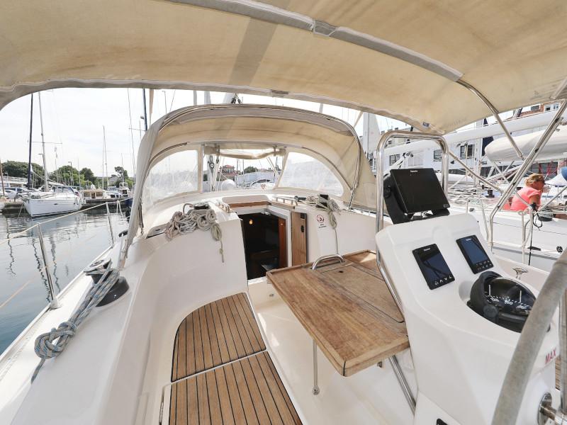 Book yachts online - sailboat - Bavaria 36 Cruiser - Petra M - rent