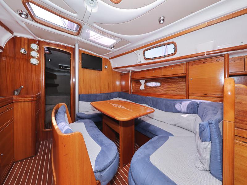 Book yachts online - sailboat - Bavaria 39 Cruiser - Windy - rent