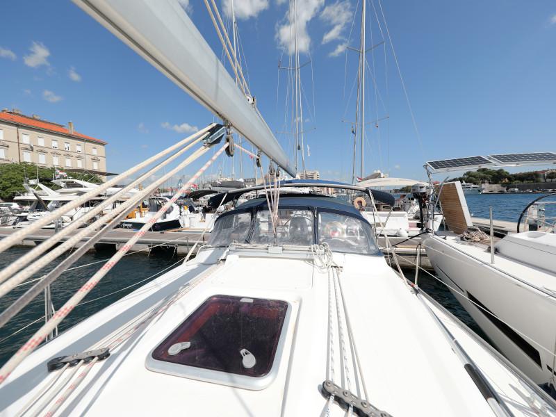 Book yachts online - sailboat - Bavaria 37 Cruiser - Mateja - rent