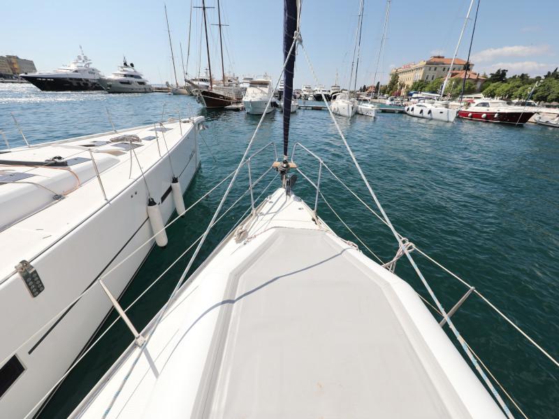 Book yachts online - sailboat - Bavaria 37 Cruiser - Mateja - rent