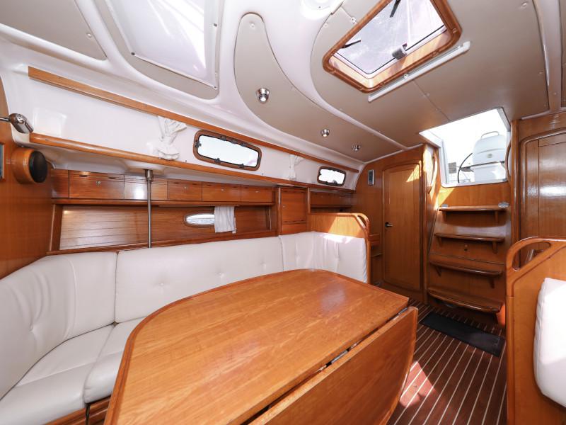 Book yachts online - sailboat - Bavaria 37 Cruiser - Mateja - rent
