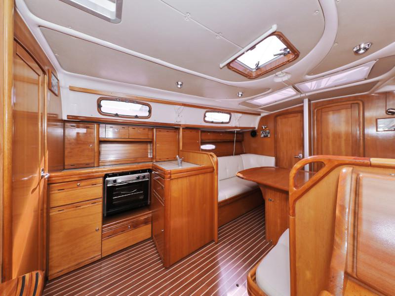 Book yachts online - sailboat - Bavaria 37 Cruiser - Mateja - rent