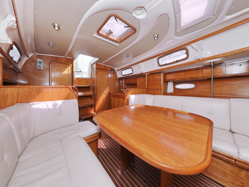 Book yachts online - sailboat - Bavaria 37 Cruiser - Mateja - rent