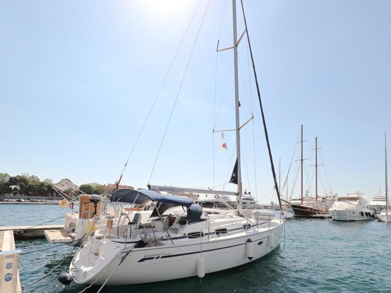 Book yachts online - sailboat - Bavaria 37 Cruiser - Mateja - rent