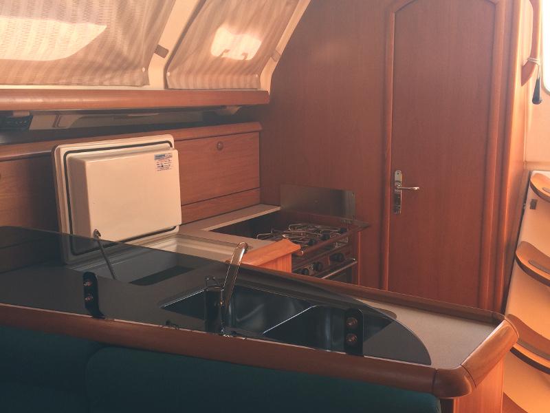 Book yachts online - sailboat - Sun Odyssey 37 - L'Avvelenata - rent