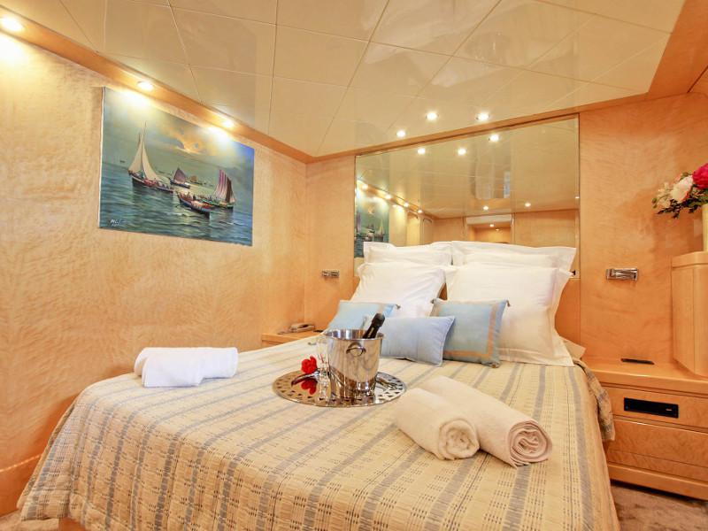 Book yachts online - motorboat - Rizzardi Posillipo Technema 80 - Prime - rent