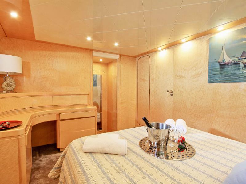Book yachts online - motorboat - Rizzardi Posillipo Technema 80 - Prime - rent