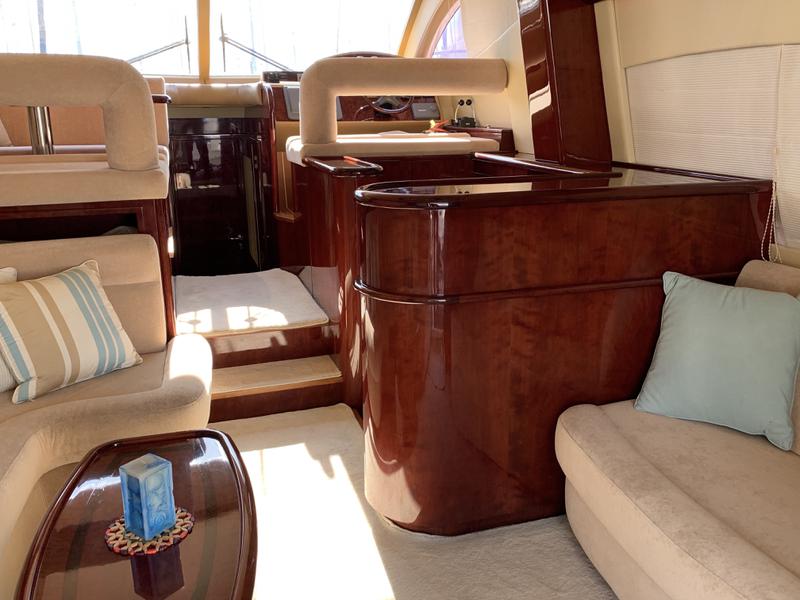 Book yachts online - motorboat - Majesty 50 Fly - Korina - rent