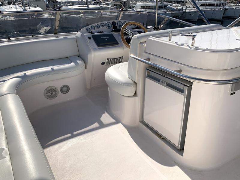 Book yachts online - motorboat - Majesty 50 Fly - Korina - rent