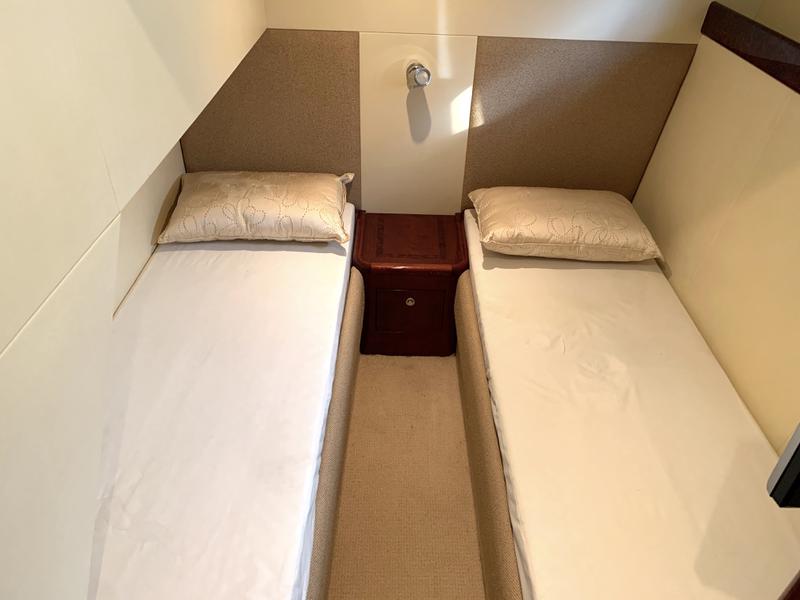 Book yachts online - motorboat - Majesty 50 Fly - Korina - rent
