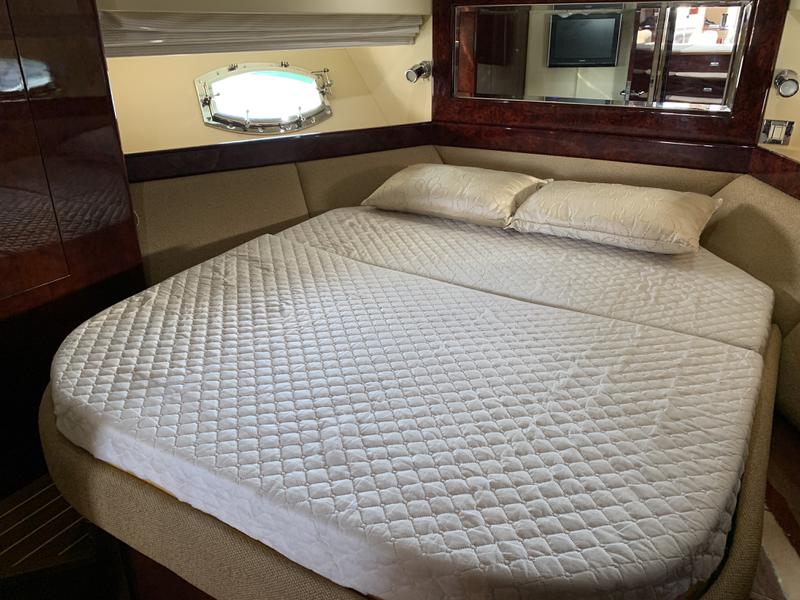 Book yachts online - motorboat - Majesty 50 Fly - Korina - rent