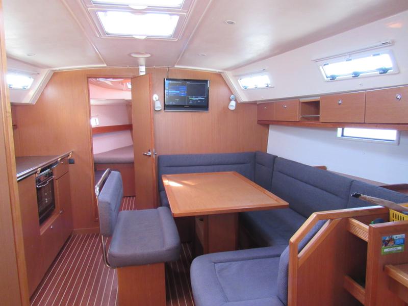 Book yachts online - sailboat - Bavaria 40 Cruiser -  Orca (GPS in cockpit, bowthruster, solar panels) - rent