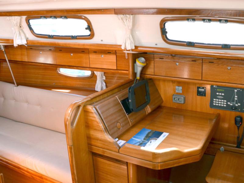 Book yachts online - sailboat - Bavaria 33 Cruiser - Arethusa - rent