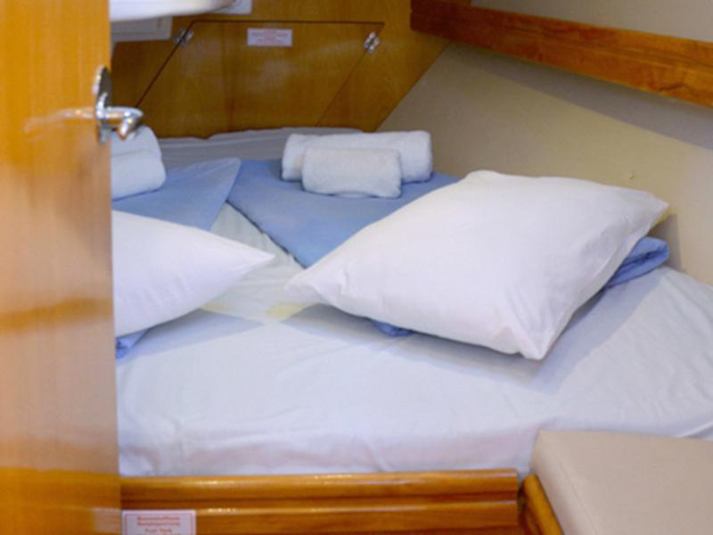 Book yachts online - sailboat - Bavaria 33 Cruiser - Arethusa - rent