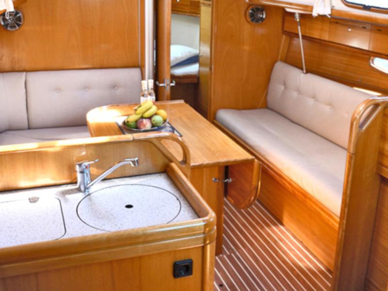Book yachts online - sailboat - Bavaria 33 Cruiser - Arethusa - rent